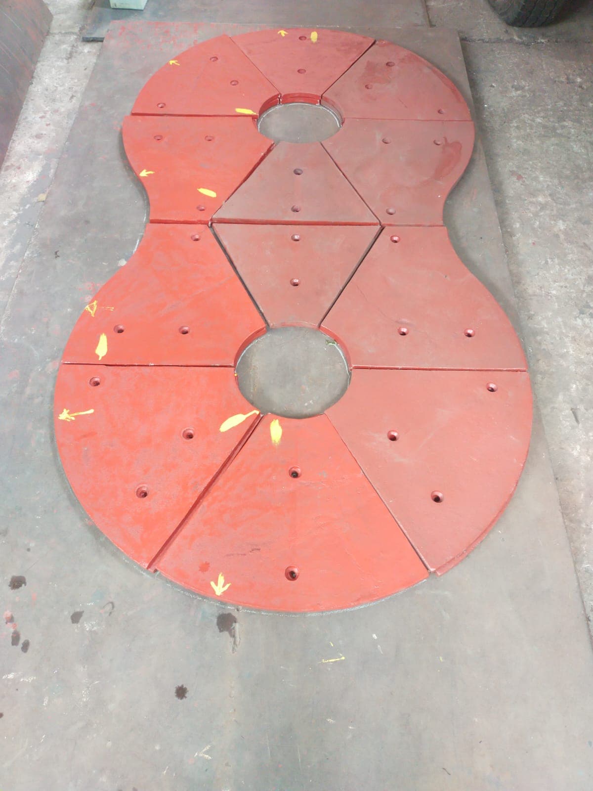 Segmented figure-eight liner plates with assembly markings